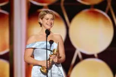 Jessie Buckley recibiendo el Globo de Oro