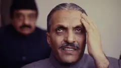 पाकिस्तान के तत्कालीन राष्ट्रपति जनरल ज़िया उल हक़ की ये तस्वीर 21 फ़रवरी 1987 की है. उस दिन वे जयपुर में क्रिकेट मैच देखने आए थे.