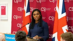 Badenoch bụ nwaanyị ojii mbụ nọ n'ọkwa kemgbe ekewaputara otu pati conservative. 