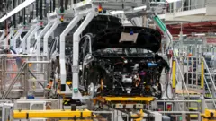Uma linha de montagem em uma fábrica da Volkswagen.