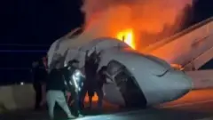 विमान दुर्घटनामा परेपछि घटनास्थलमा पुगेका सर्वसाधारण र उद्धारकर्मीहरू 