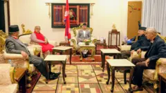 राष्ट्रपति रामचन्द्र पौडेलले आयोजना गरेको बैठकमा प्रधानमन्त्री सुशीला कार्की र तीन दलका शीर्ष नेताहरू। कार्कीको छेउमा नेपाली कम्युनिष्ट पार्टीका संयोजक प्रचण्ड बसेका छन् भने त्यसो अघिल्लतिर कांग्रेस सभापति शेरबहादुर देउवा र एमाले अध्यक्ष केपी शर्मा ओली बसेका छन्।