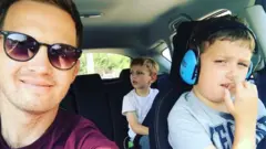 James com os filhos no carro