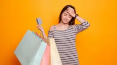 seorang perempuan membawa belanjaan