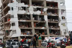 Um edifício destruído na região de Catia La Mar.