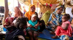 ብሰንኪ ኣብ ሱዳን ዝካየድ ዘሎ ግጭት ብኣማኢት ኣሽሓት ዝቑጸሩ ሰባት ካብ ገዝኦም ተመዛቢሎም ይርከቡ