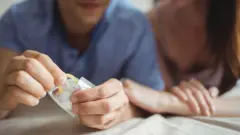 Prezervatif paketine bakan bir çift