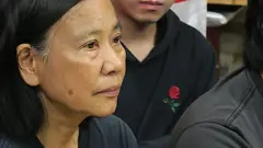 香港社民連主席陳寶瑩在組織解散記者會上眼泛淚光（BBC中文圖片29/6/2025）