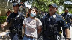 شرطة أوستن تلقي القبض على طالبة مشاركة في مسيرة داعمة لفلسطين في حرم جامعة تكساس.