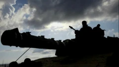 جنود على دبابة 