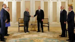 Azərbaycan və Ermənistan xarici işlər nazirlikləri İlham Əliyevlə Nikol Paşinyanın Əbu-Dabidəki görüşünü "nəticəyönümlü dialoq" kimi qiymətləndirib.