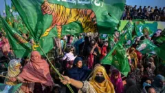 මතභේදයට තුඩු දී ඇති මැතිවරණයකින් පසු නව ආණ්ඩුවක් පිහිටුවීම සඳහා පාකිස්තානයේ දේශපාලන පක්ෂ දෙකක් නිල එකඟතාවකට පැමිණ තිබේ.