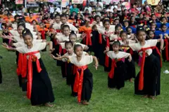 Unos niños interpretan una danza tradicional balinesa para despedir el sol de 2025 y dar la bienvenida al sol de 2026, durante una celebración de Nochevieja en Denpasar, en la isla turística indonesia de Bali, el 31 de diciembre de 2025.