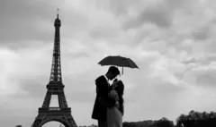 Casal em frente à Torre Eiffel, em Paris