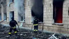 Пострадавшее от атаки дронов здание в Украине