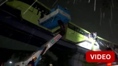 சம்பவ இடத்துக்கு விரைந்த தீயணைப்பு துறையினர் பயணிகளை மீட்டனர்