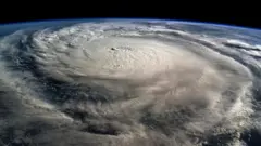 Una imagen satelital muestra un huracán.