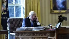 Donald Trump falando ao telefone