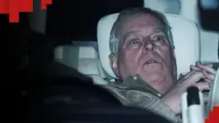 Ендрю Маунтбеттен-Віндзор в автомобілі покидає поліцейську дільницю після арешту