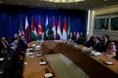 الرئيس الأمريكي يجلس على رأس طاولة مفاوضات على شكل حرف يو بالانجليزية وبجانبه الرئيس التركي رجب طيب أردوغان بينما يجلس على طرفي الطاولة بصورة متقابلة قادة عدة دول عربية وإسلامية أخرى 