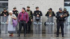 "Si tuviera dinero, me iría del país": cómo la inseguridad y la inestabilidad política son los factores que más motivan a los votantes en las elecciones en Perú