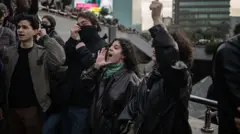 Cevahir AVM önünde toplanan gençler