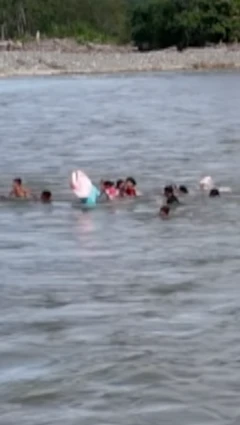 سکول جانے کے لیے تیر کر دریا پار کرنے والے بچے
