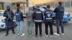 Barış Boyun ve 16 şüphelinin yakalandığı İtalya'daki operasyona katılan polisler. 