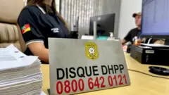 Mulher atrás12 apostasplaca12 apostasescritório que diz: Disque DHPP