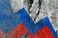 коллаж з російським прапором та стрілкою донизу