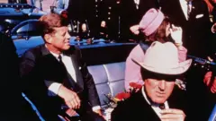 An kashe Shugaba Kennedy lokacin da kwambar motocinsa ke wucewa a Dallas a 1963.