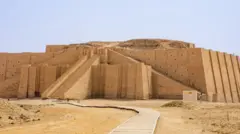 La Ziggurat d'Ur est un sanctuaire massif à étages, vieux de 4 100 ans, bordé d'escaliers géants.
