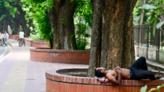 তীব্র গরমে হাঁসফাঁস করছে বাংলাদেশের মানুষ