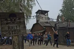Un grupo de extranjeros visita el campo de concentración nazi en Auschwitz