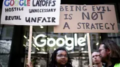 Um grupo de trabalhadores do Google do lado de fora do escritório da empresa em Londres protestando contra uma decisão anterior de cortar empregos, com cartazes feitos à mão que dizem “Google layoffs: hostile, unnecessary, brutal, unfair” e “Being evil is not a strategy.”