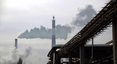 Humo saliendo de una chimenea industrial.