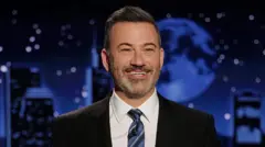 Jimmy Kimmel en el plató de su programa con cara sonriente