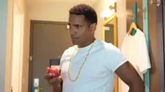 Otero Alcántara segura uma maçã