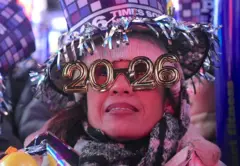 د یوې مېرمنې عکس چې جالبې عینکې یې په سترګو دي