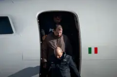 Battisti descendo de avião