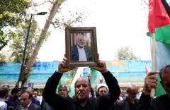 عکس اسماعیل هنیه در دست تجمع کنندگان