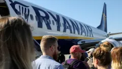 Pasażerowie wsiadają na pokład samolotu Ryanair na lotnisku w Gdańsku