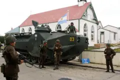 Bandeiras argentinas em prédios de Stanley, capital das Malvinas/Falklands, em abril de 1982