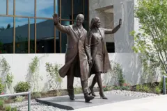 Uma estátua de bronze situada no exterior do edifício representa Barack e Michelle Obama acenando.