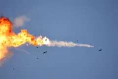 လက်ဘနွန်ဘက်အခြမ်းကနေ ဖြတ်သန်းလာတဲ့ ဟစ်ဇ်ဘိုလာအဖွဲ့ရဲ့ မောင်းသူမဲ့ဒရုန်းတစ်စင်းကို လက်ဘနွန်- အစ္စရေးနယ်စပ်အနီး ‌ကောင်းကင်ယံမှာ အစ္စရေး တိုက်လေယာဥ် တစ်စီးက ကြားဖြတ်ဟန့်တားခဲ့ပြီးနောက်မှာ မြင်တွေ့ရတဲ့ မြင်ကွင်းဖြစ်ပါတယ်