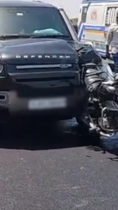 காணொளி: சொகுசு கார் மற்றும் பைக் மோதி விபத்து