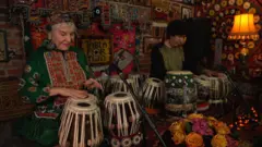 ابیگیل ۱۳ سال است که نزد مسعود عمری طبله نواز کلاسیک افغانستان طبله و هارمونیم می‌نوازد.