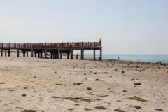 Bir zamanlar gemilerin yanaştığı iskele, şimdilerde boşluğa uzanıyor