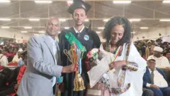 ዳግም ተስፋዬ ለእናቱ ሜዳሊያ ሲሰጥ