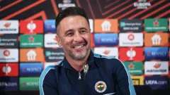 Vitor Pereira basın toplantısında konuşuyor